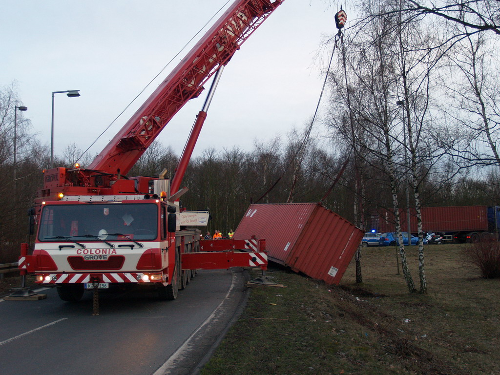 LKW verliert Container Koeln Niehler Ei P124.JPG